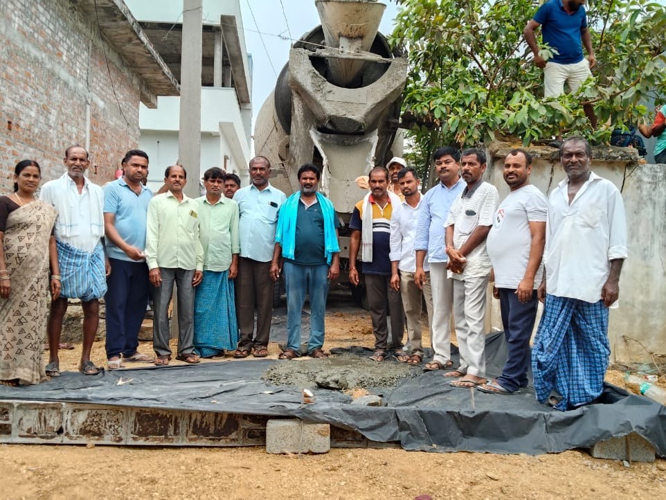 రోడ్డు నిర్మాణ పనులు ప్రారంభించిన సర్పంచ్