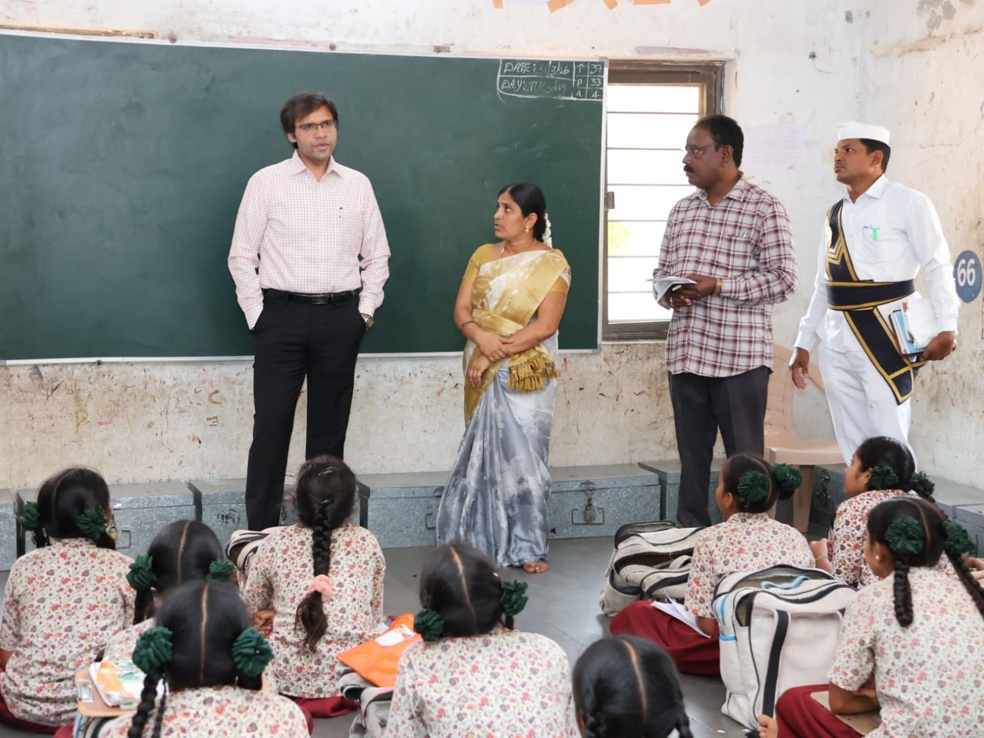 బాలికల పాఠశాలను ఆకస్మిక తనిఖీ చేసిన కలెక్టర్