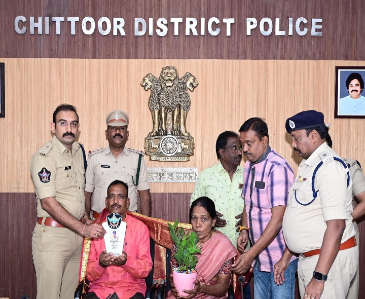 పోలీసు అధికారికి ఘన వీడ్కోలు