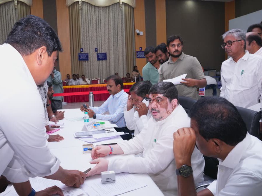 ప్రజావాణి కార్యక్రమాన్ని పరిశీలించిన మంత్రి