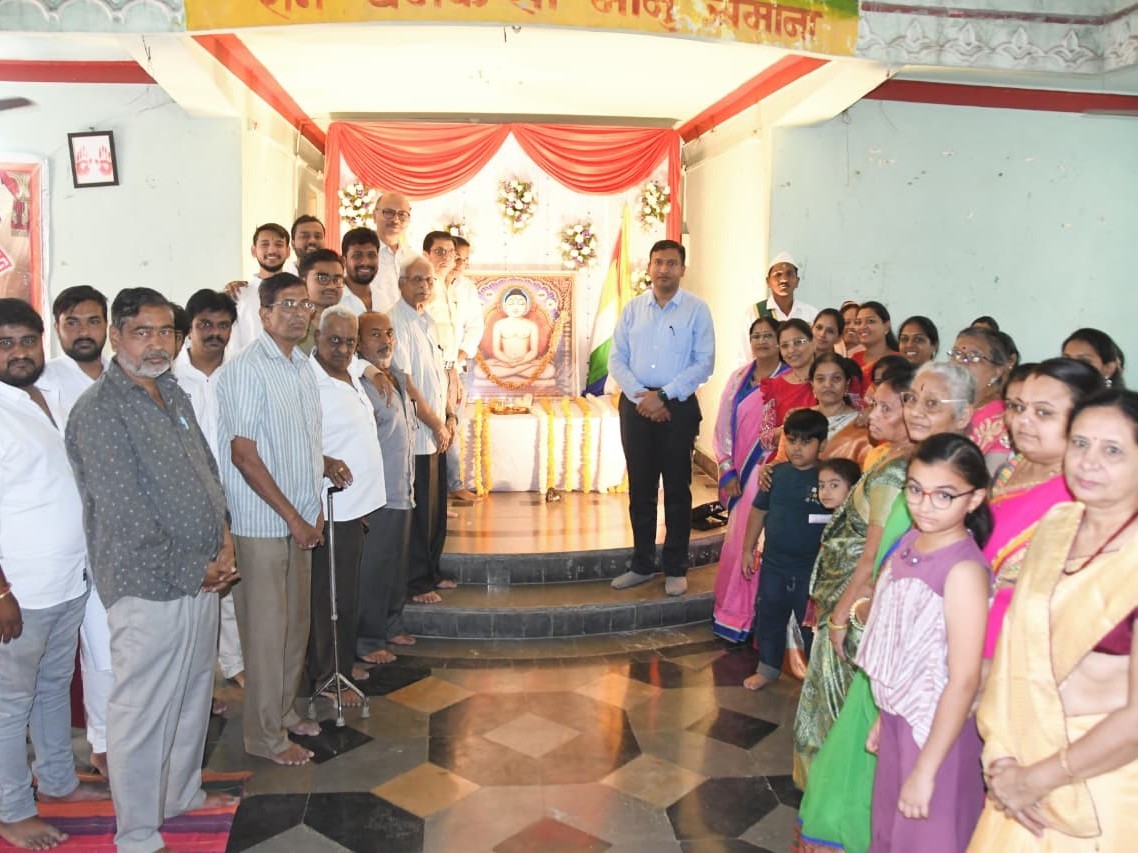 భగవాన్ మహావీర్ మార్గంలో పయనించాలి: కలెక్టర్