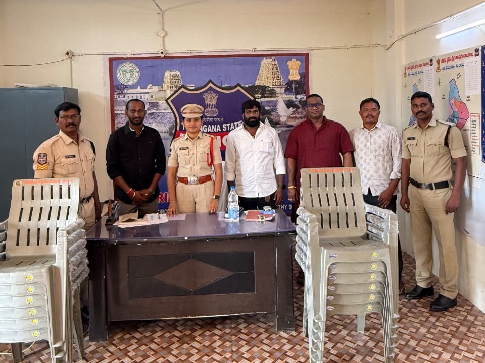 పోలీస్ స్టేషన్ కు కుర్చీలు విరాళంగా ఇచ్చిన యువకులు