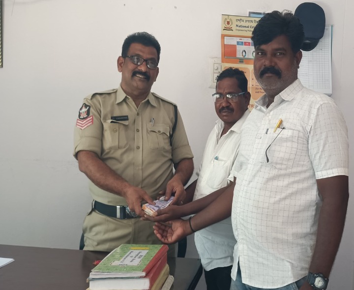 నిజాయితీ చాటుకున్న విలేకరి