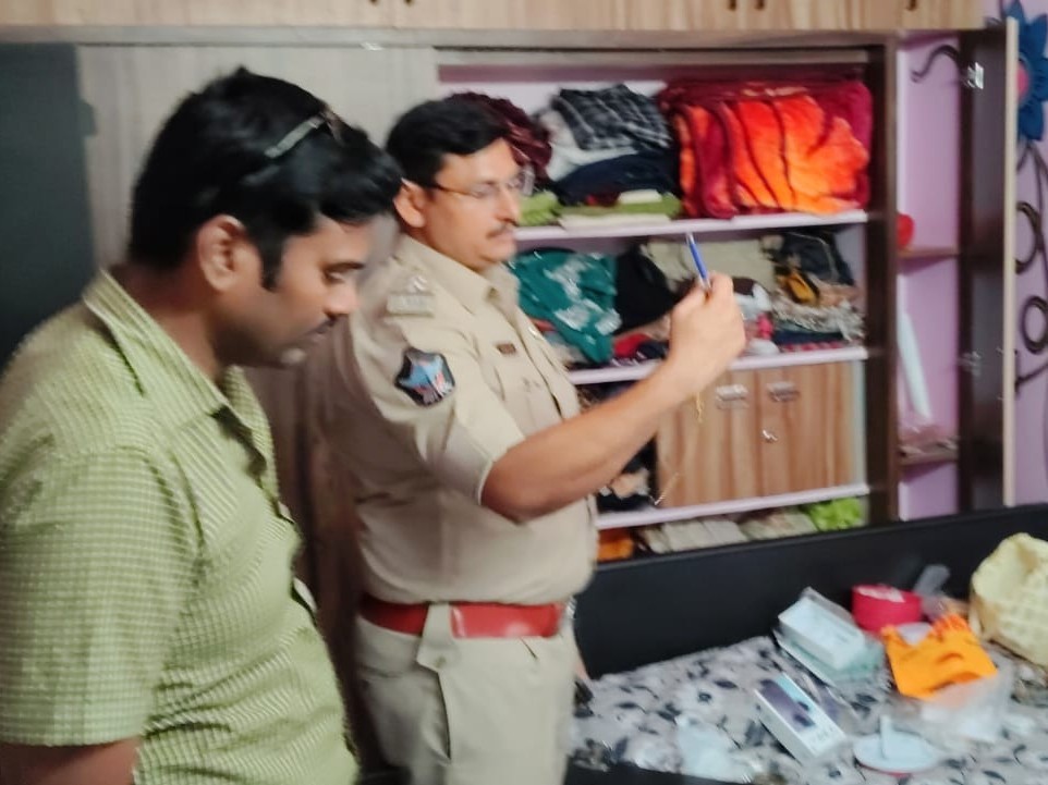 11 కాసుల బంగారం చోరీ.. కేసు నమోదు