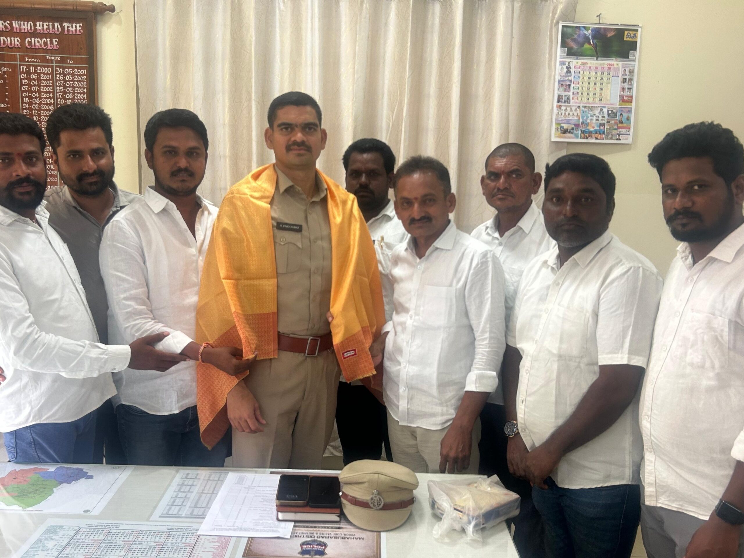 నూతన సీఐకి శుభాకాంక్షలు తెలిపిన నేతలు