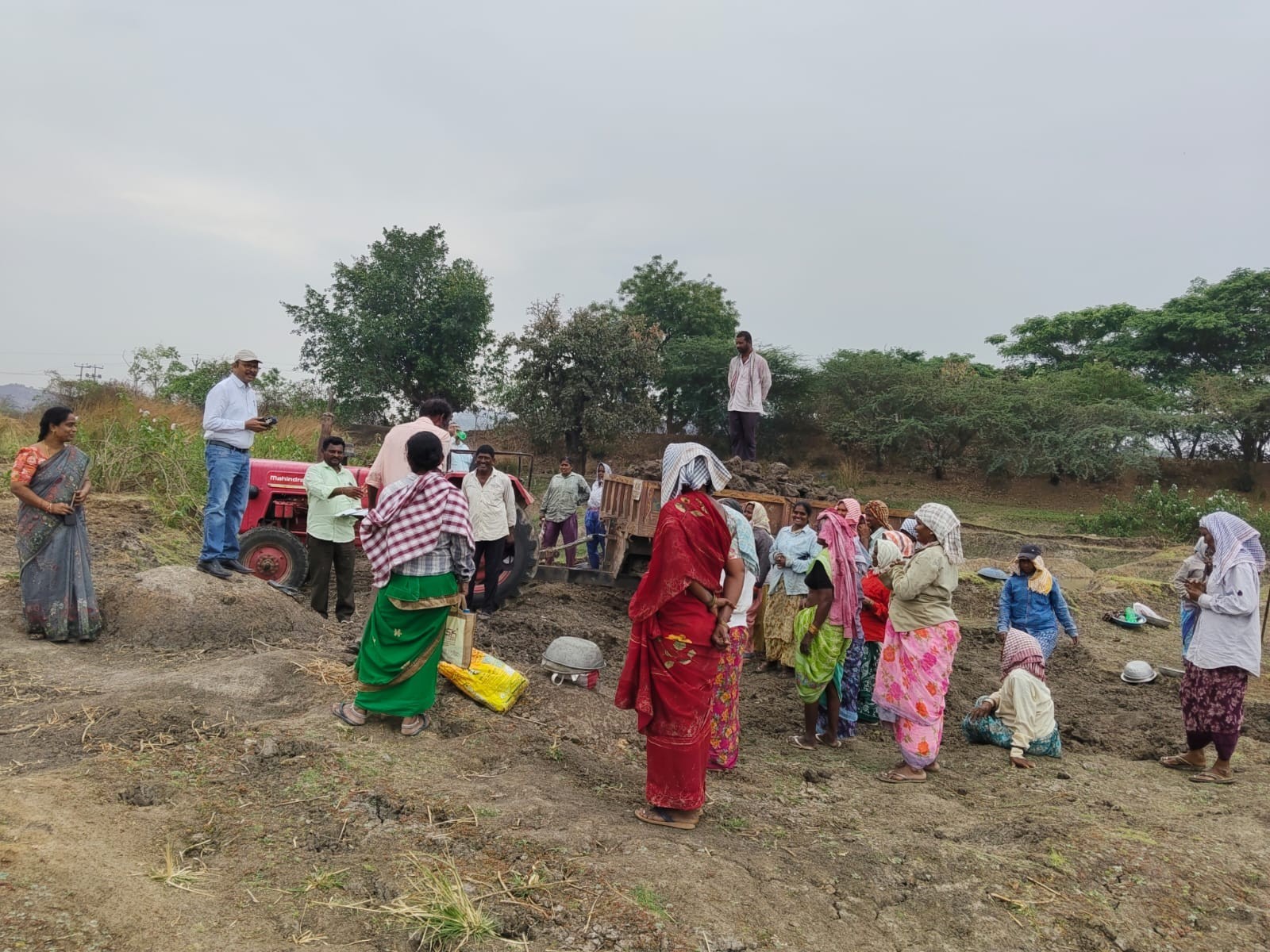 EGS పనులను పరిశీలించిన ఎంపీడీవో