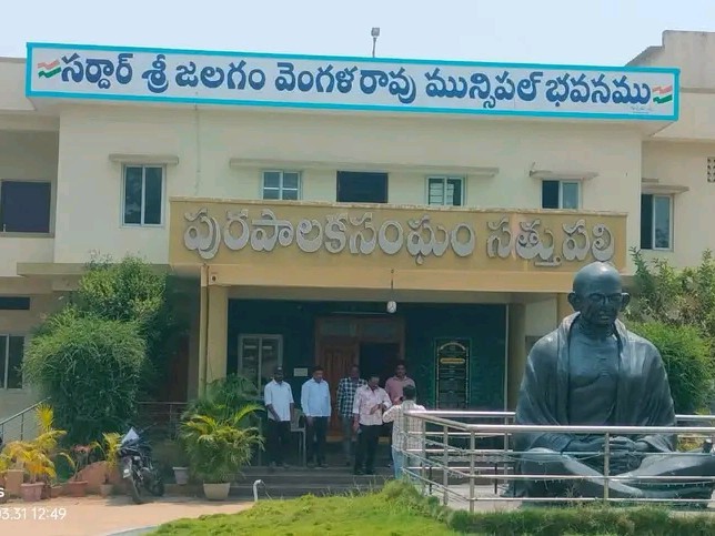 సత్తుపల్లి మున్సిపాలిటీలో ఏసీబీ సోదాలు