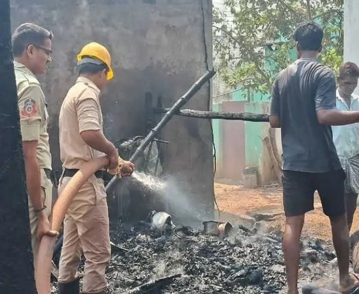 కోమటిపల్లిలో అగ్నిప్రమాదం.. పూరిళ్లు దగ్ధం