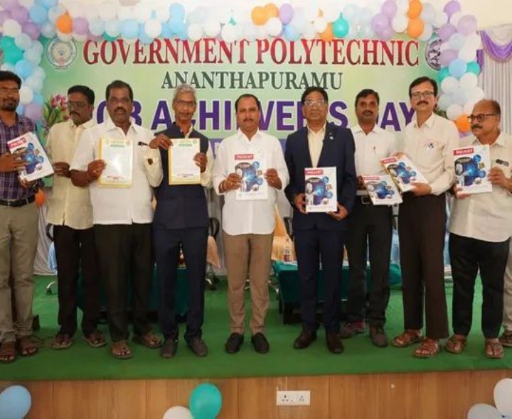 విద్యార్థులు ఉద్యోగాలు ఇచ్చే స్థాయికి ఎదగాలి: ఎమ్మెల్యే