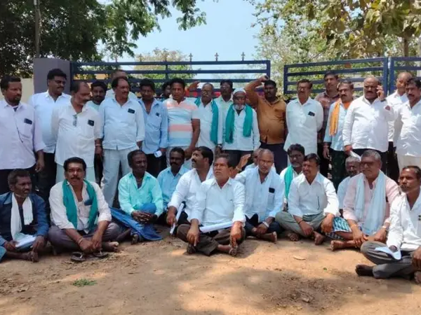 మాక్లూర్​ సొసైటీలో అక్రమాలను నిరసిస్తూ సభ్యుల ధర్నా