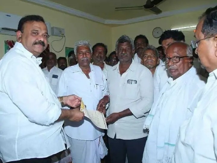 యాక్సిడెంట్‌లో మృతి.. చెక్కు పంపిణీ