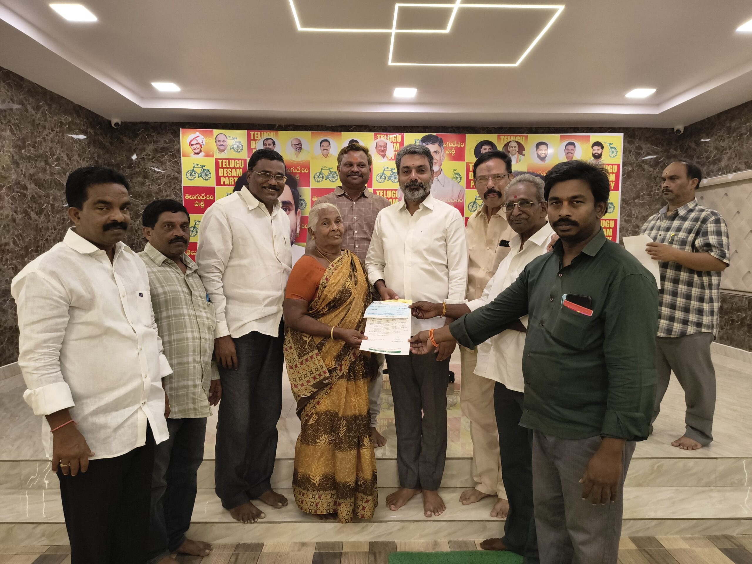 CMRF చెక్కులను అందజేసిన అధ్యక్షుడు