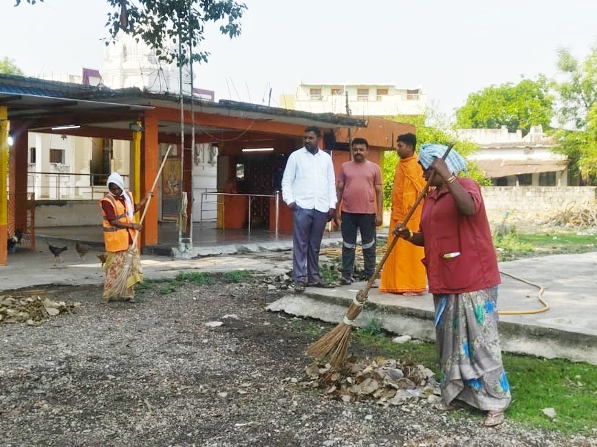 హనుమాన్ ఆలయం వద్ద ముమ్మరంగా పారిశుద్ధ్య పనులు