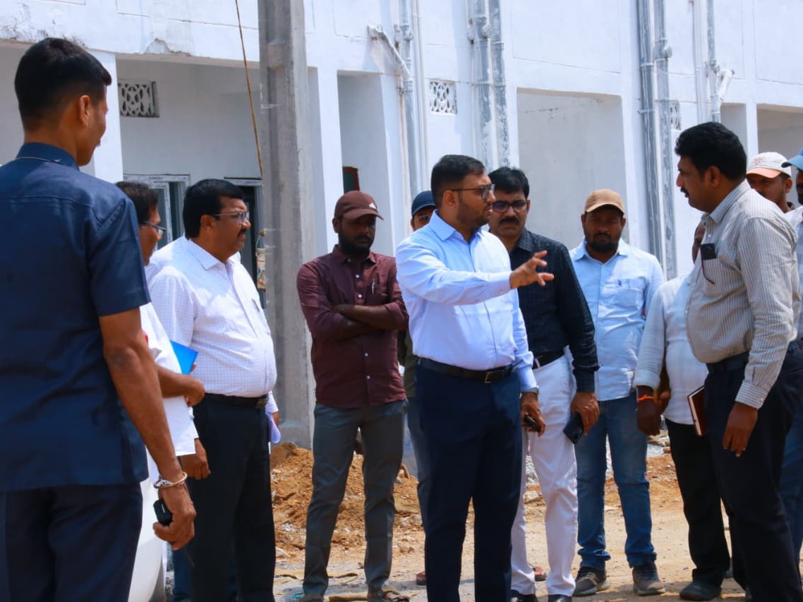 ఇందిరమ్మ ఇళ్ల కాలనీని పరిశీలించిన కలెక్టర్