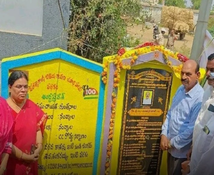 నూతన సీసీ రోడ్లను ప్రారంభించిన మంత్రి