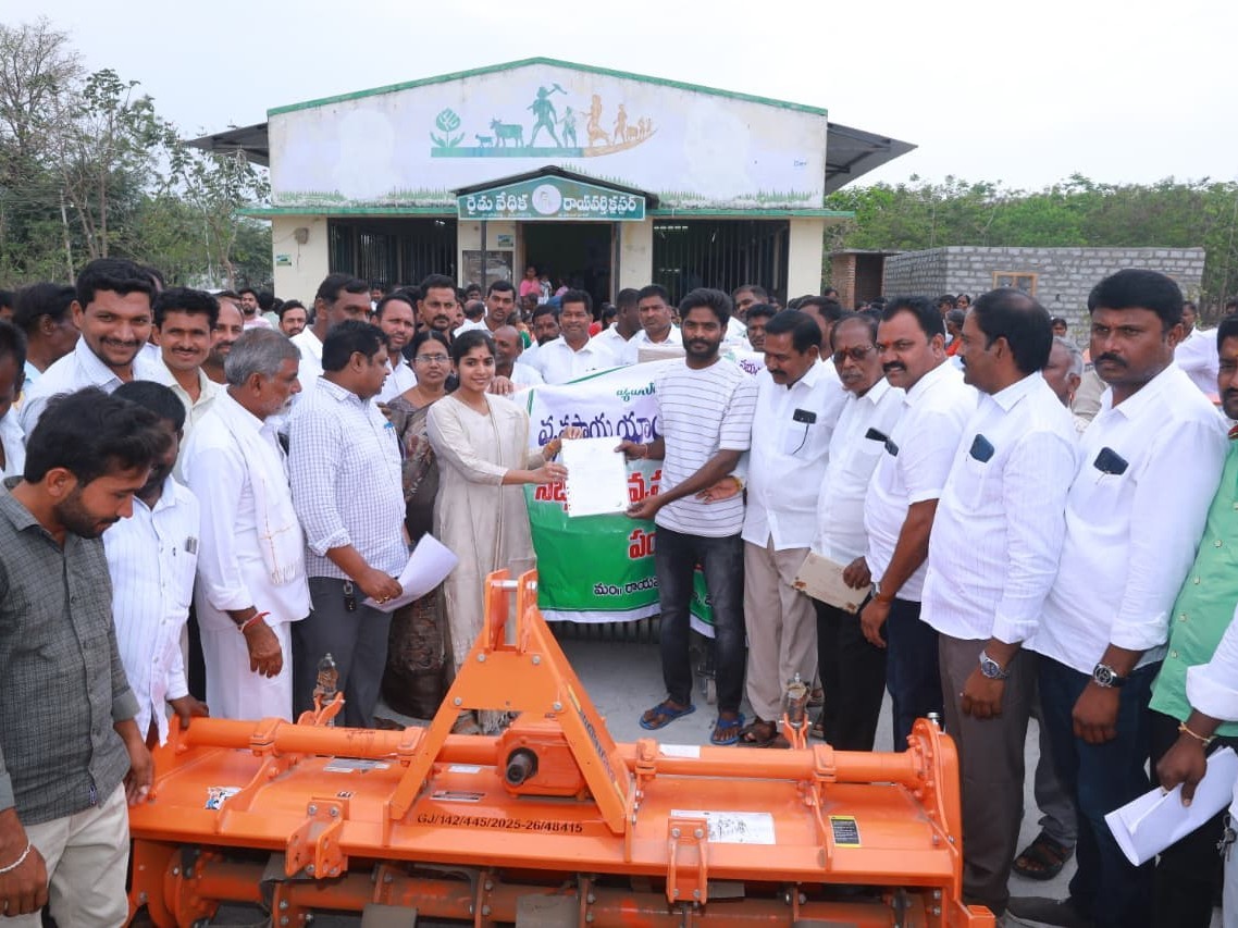 వ్యవసాయ పరికరాలు పంపిణీ చేసిన ఎమ్మెల్యే
