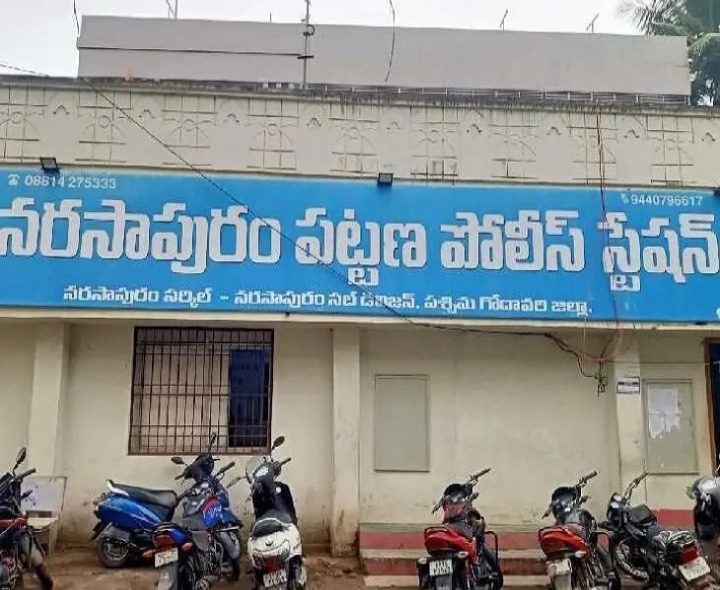 నరసాపురంలో పేకాట శిబిరంపై పోలీసుల దాడి