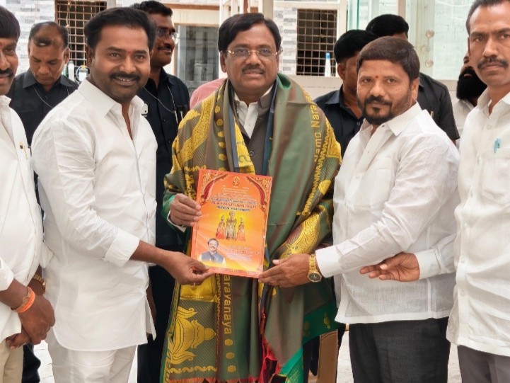 చండీయాగానికి రావాలని మంత్రికి ఆహ్వానం