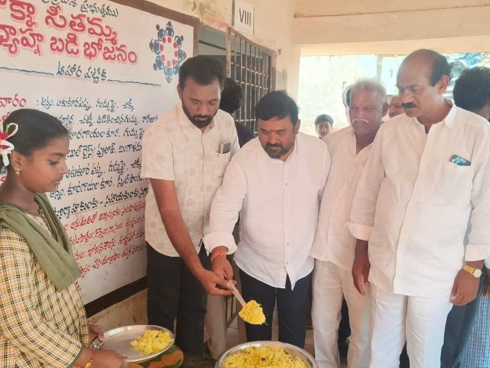 ‘మెనూ ప్రకారం విద్యార్థులకు భోజనం అందించాలి’