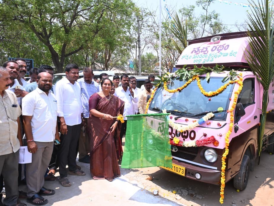 చెత్త ఇచ్చి నిత్యావసర సరుకులు తీసుకోండి: మంత్రి