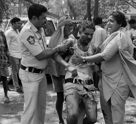 గాయపడిన పోలీసులకు మంత్రుల పరామర్శ