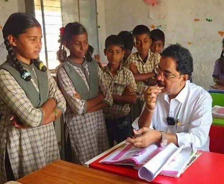 ఉపాధ్యాయుడిగా మారిన ఎమ్మెల్యే