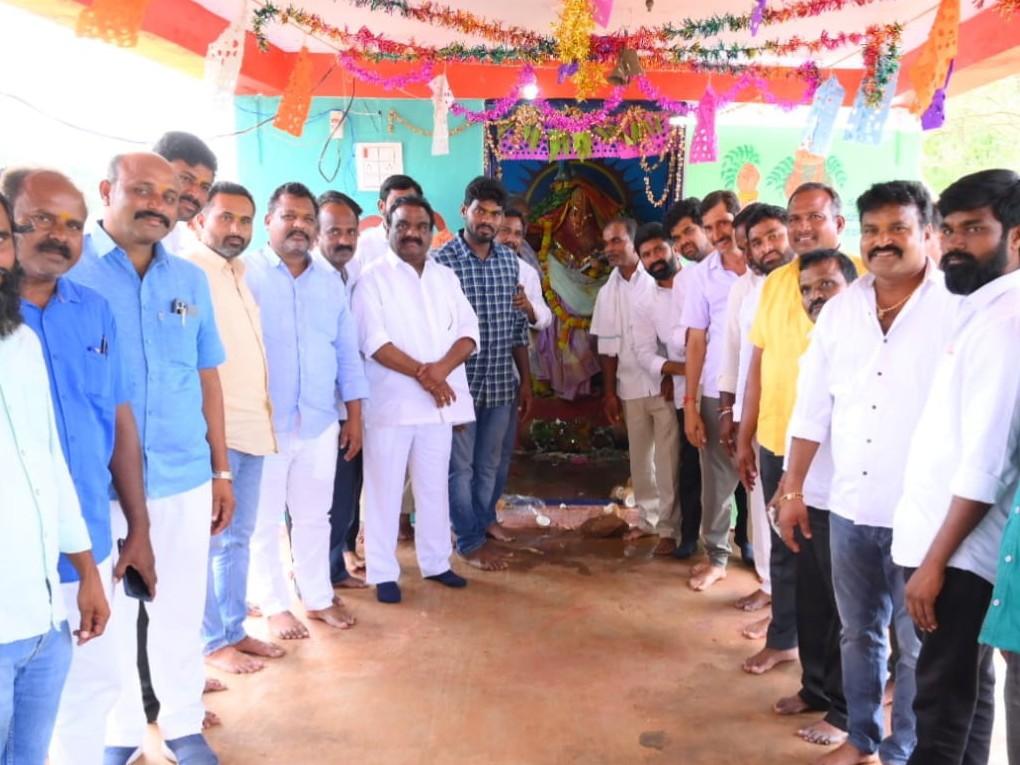 దుర్గమ్మ తల్లికి ప్రత్యేక పూజలు చేసిన ఎమ్మెల్యే