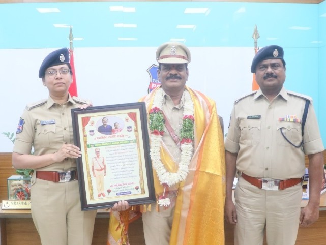 ఏఎస్సైని సన్మానించిన సీపీ