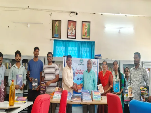జిల్లా గ్రంథాలయానికి పుస్తకాల విరాళం