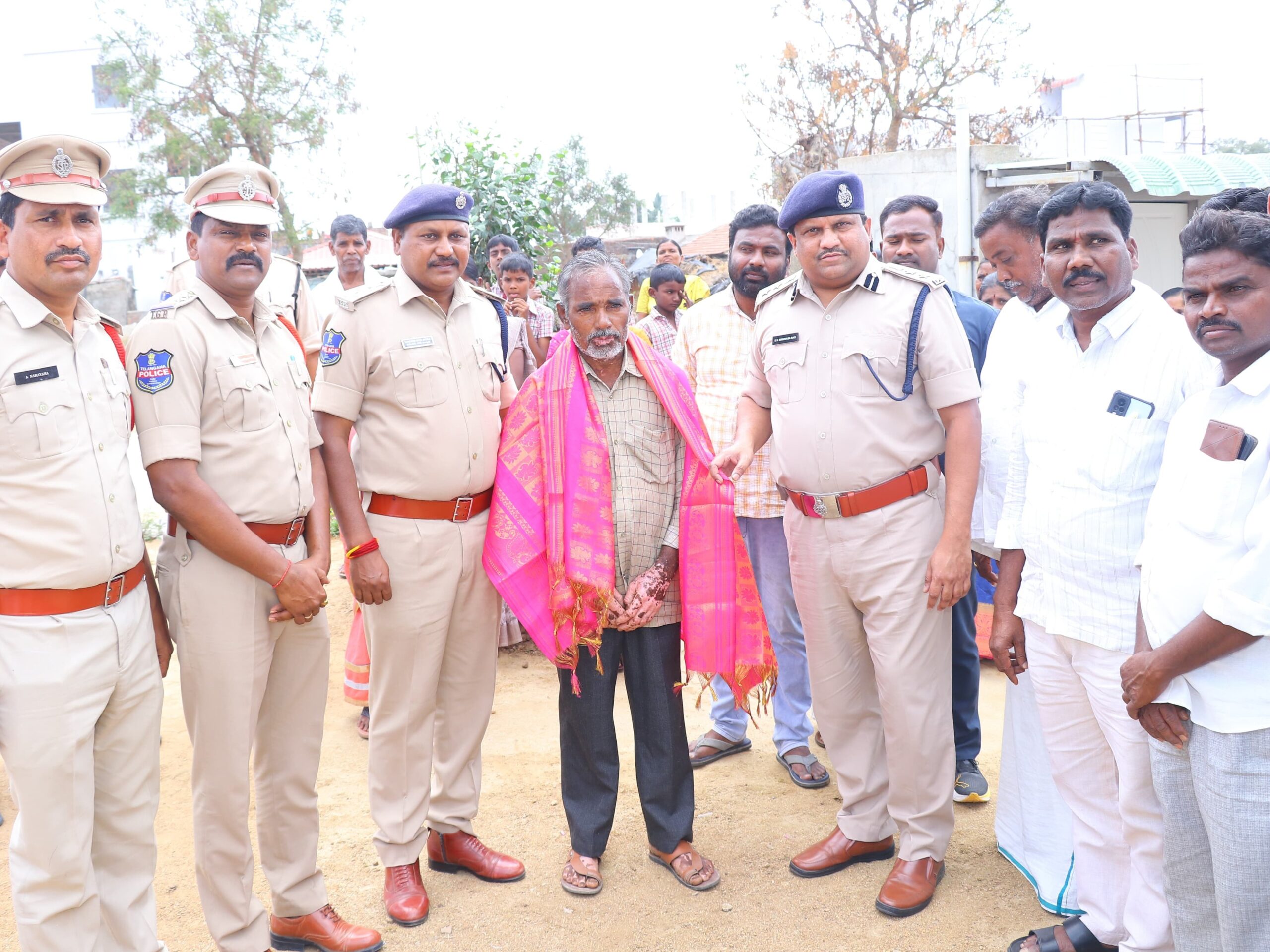 వృద్ధ దంపతులను పరామర్శించిన ఎస్పీ