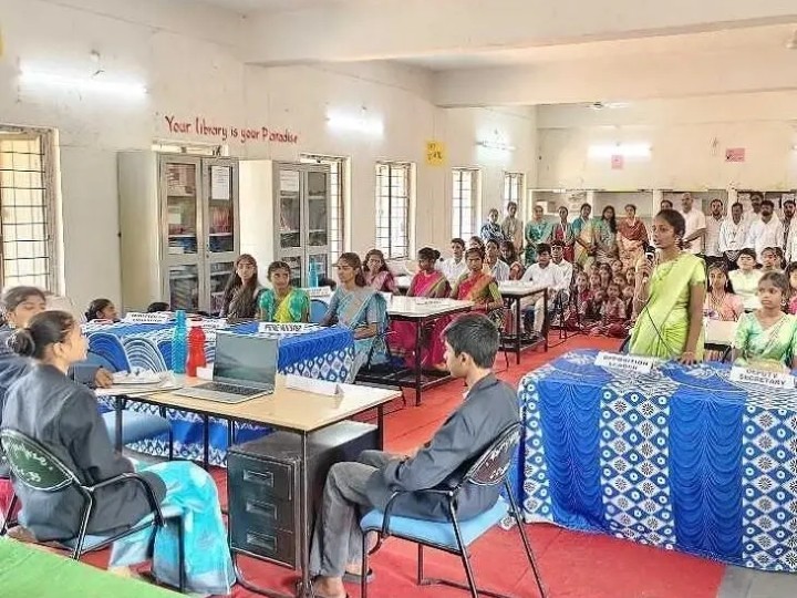 ఆదర్శ పాఠశాలలో మాక్ పార్లమెంట్