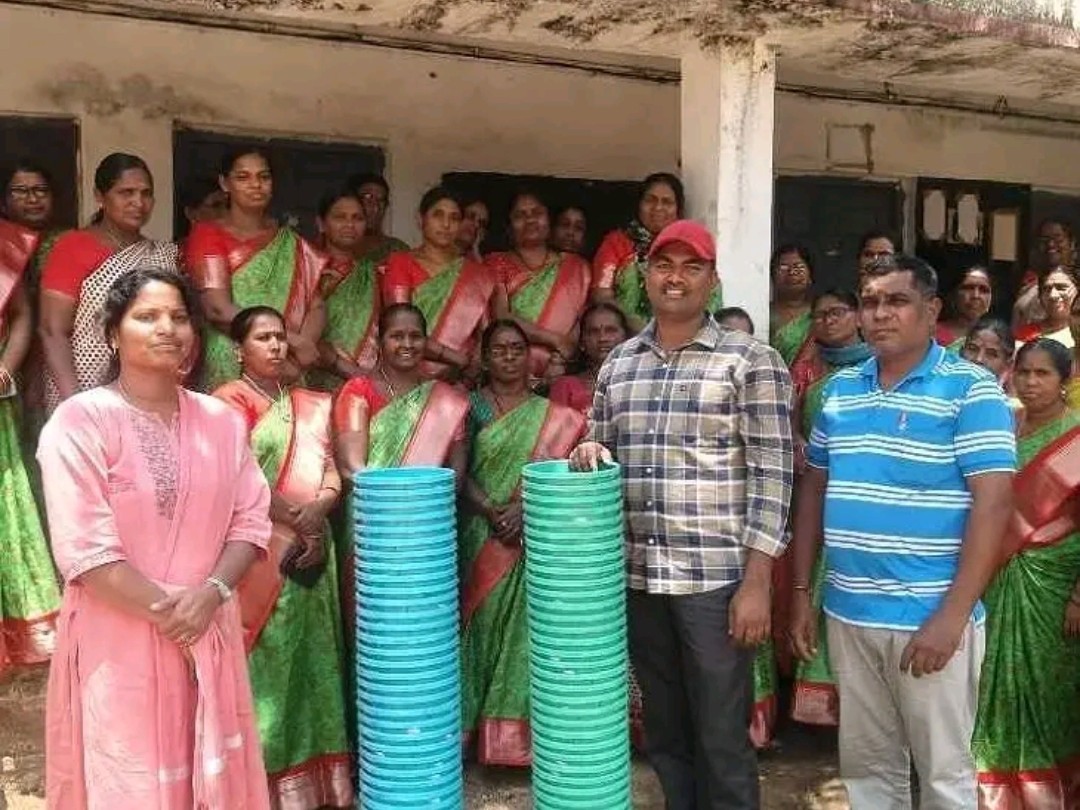 అంగన్వాడీ కేంద్రాలకు చెత్త బుట్టల పంపిణీ