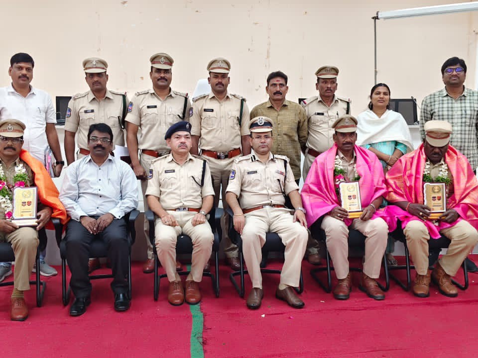 ఉద్యోగ విరమణ పొందిన పోలీస్ అధికారులు