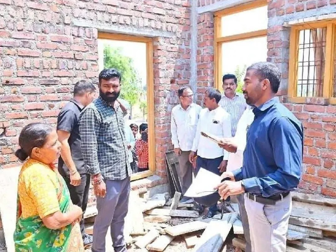 ఇందిరమ్మ ఇళ్ల నిర్మాణాలను పరిశీలించిన కలెక్టర్