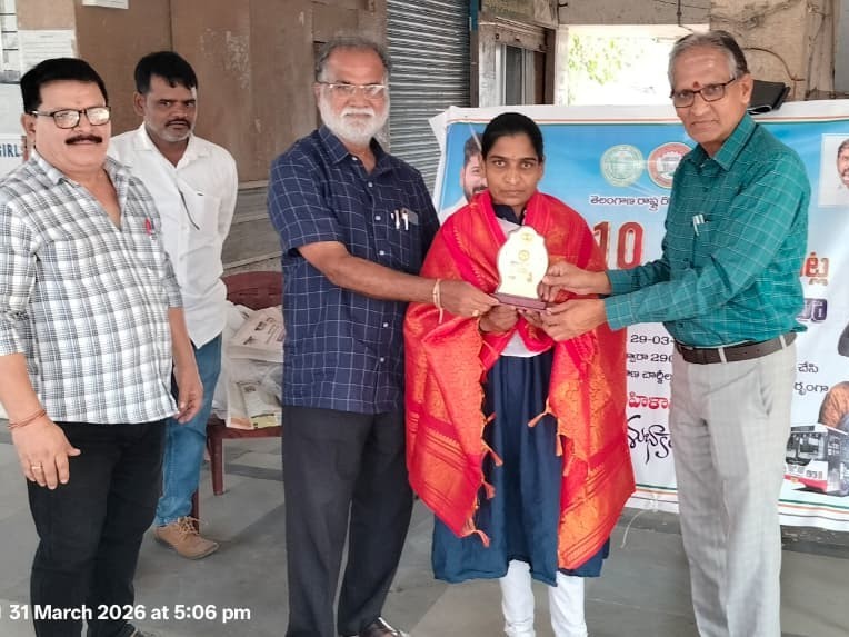 మహిళా ప్రయాణికులకు డీఎం సన్మానం