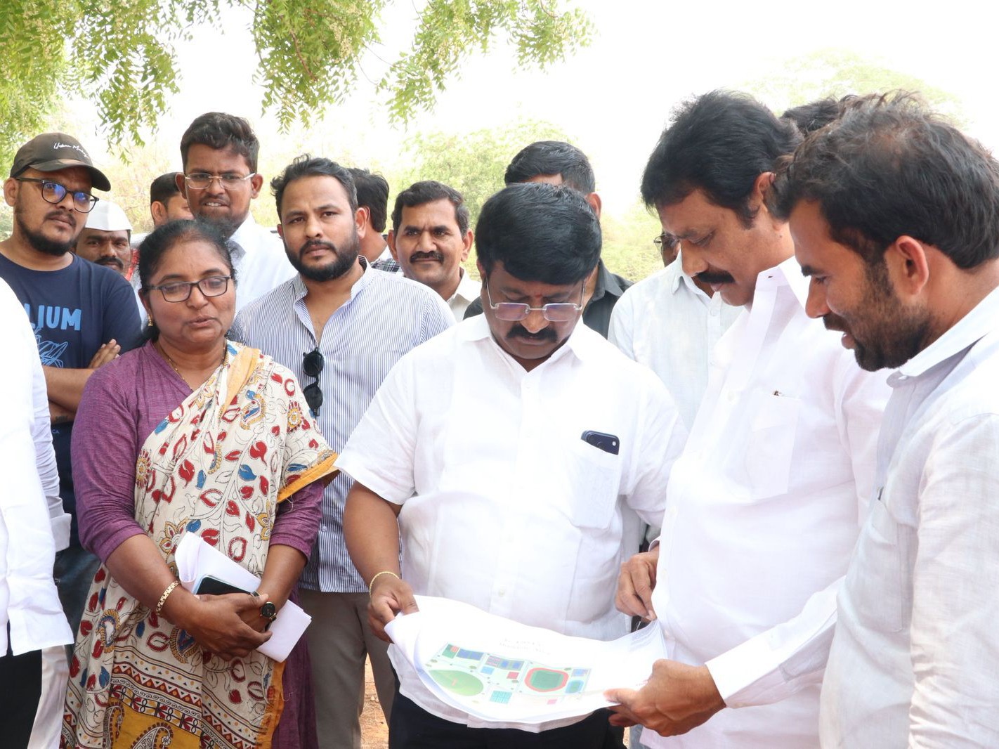 మినీ స్టేడియం నిర్మాణ పనులను పరిశీలించిన ఎమ్మెల్యే