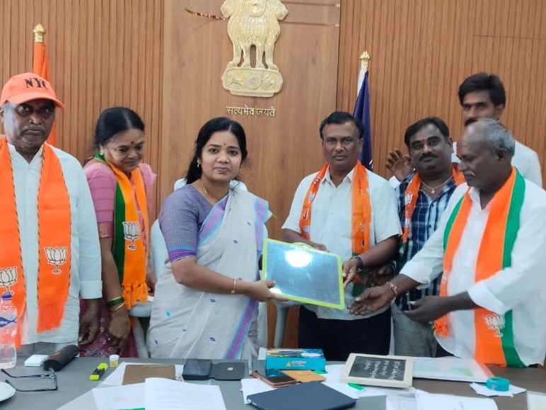 కలెక్టర్‌కు మార్కాపురం పలక అందజేత