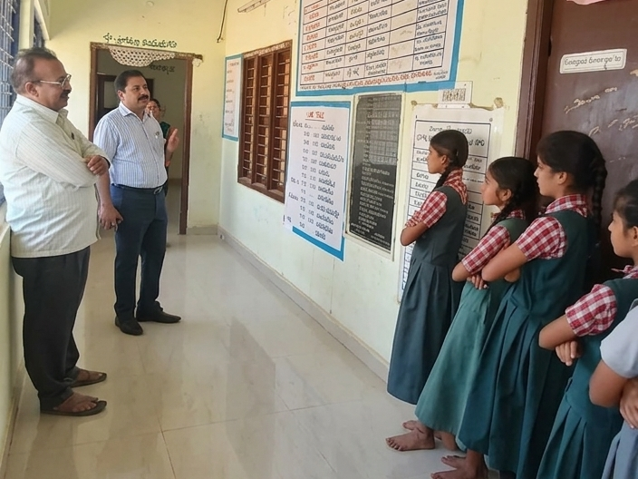 బాలికల హాస్టళ్లపై డీఈవో సడెన్ ఇన్‌స్పెక్షన్