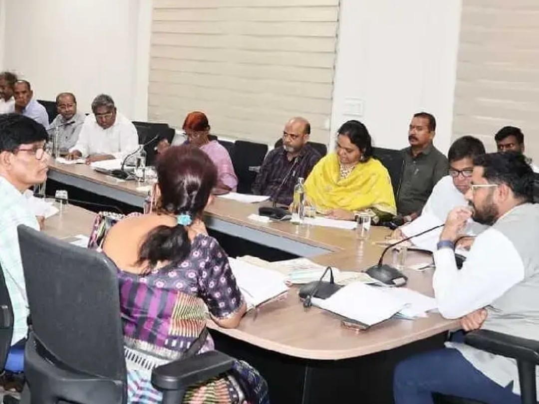 రహదారి భద్రతకు చర్యలు చేపట్టాలి: కలెక్టర్