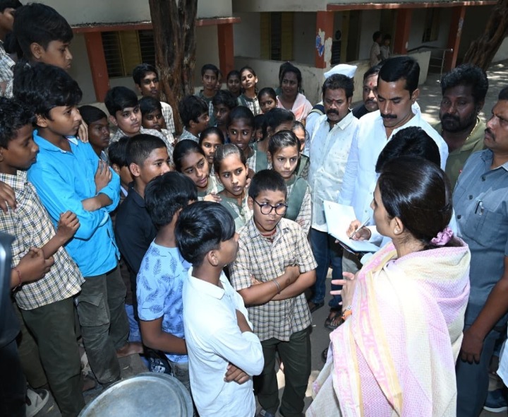 మరుగుదొడ్ల పరిశుభ్రతపై తీవ్ర అసహనం వ్యక్తం చేసిన ఎమ్మెల్యే