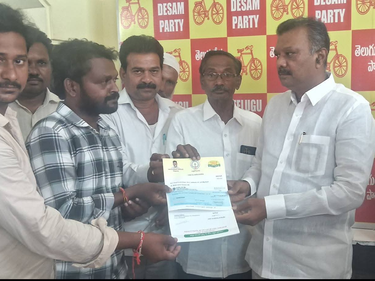 లబ్ధిదారులకు CMRF చెక్కులు పంపిణీ