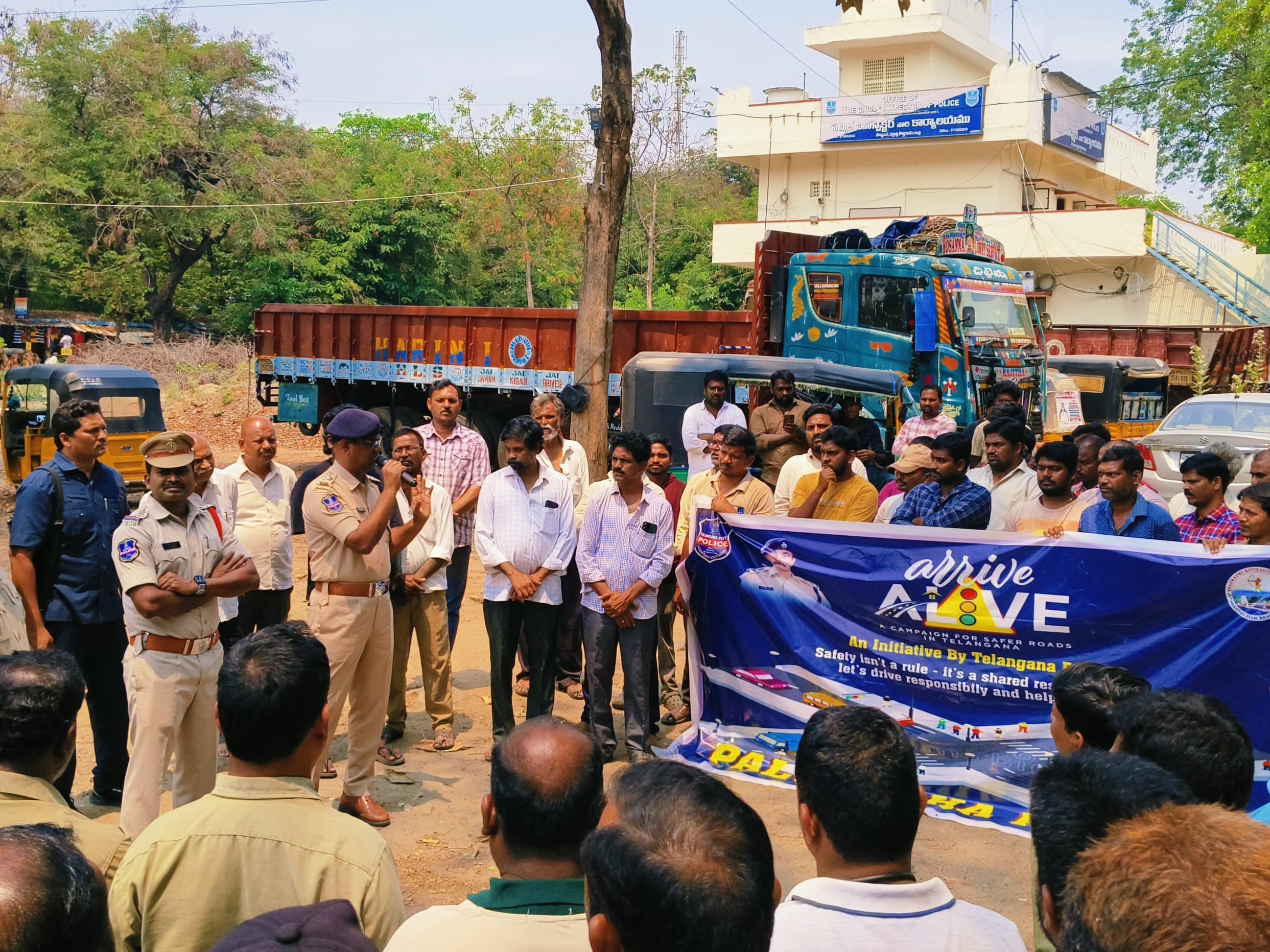 రోడ్డు భద్రతపై అవగాహన కల్పించిన డీఎస్పీ