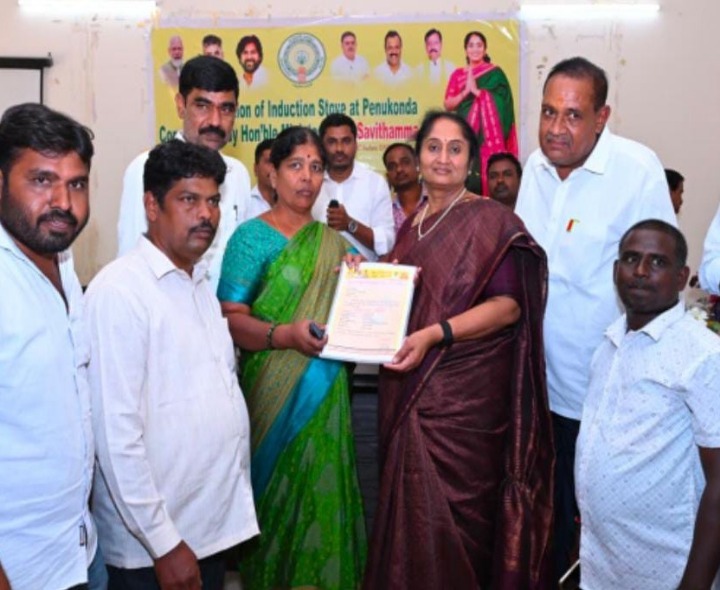 బాధితులకు ప్రమాద బీమా పత్రాలు అందజేత