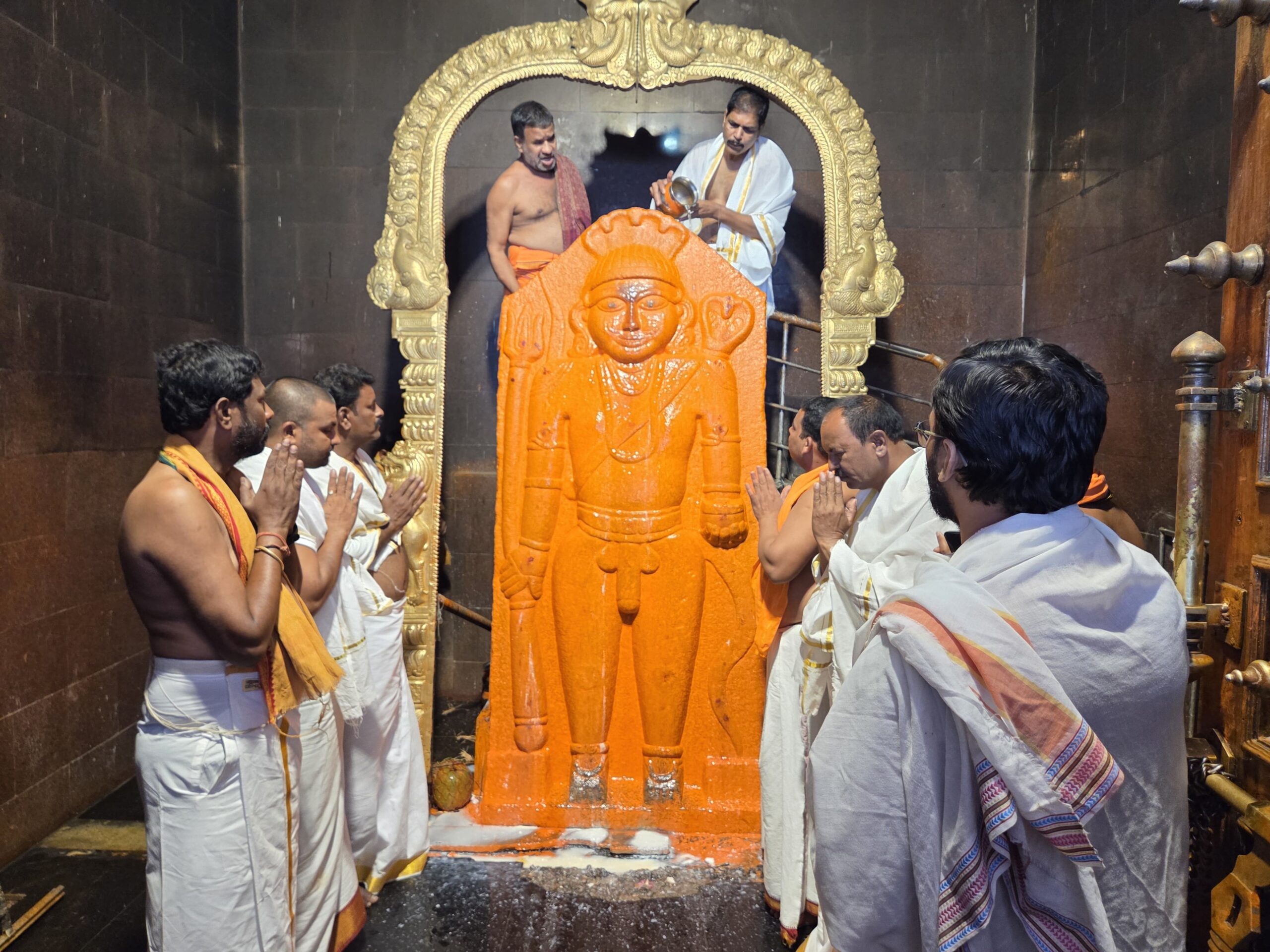 ఆలయంలో మాజీ ఎమ్మెల్యే ప్రత్యేక పూజలు