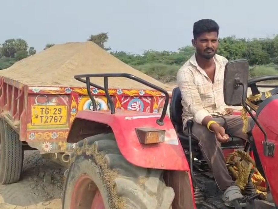 అక్రమ ఇసుక ట్రాక్టర్ సీజ్