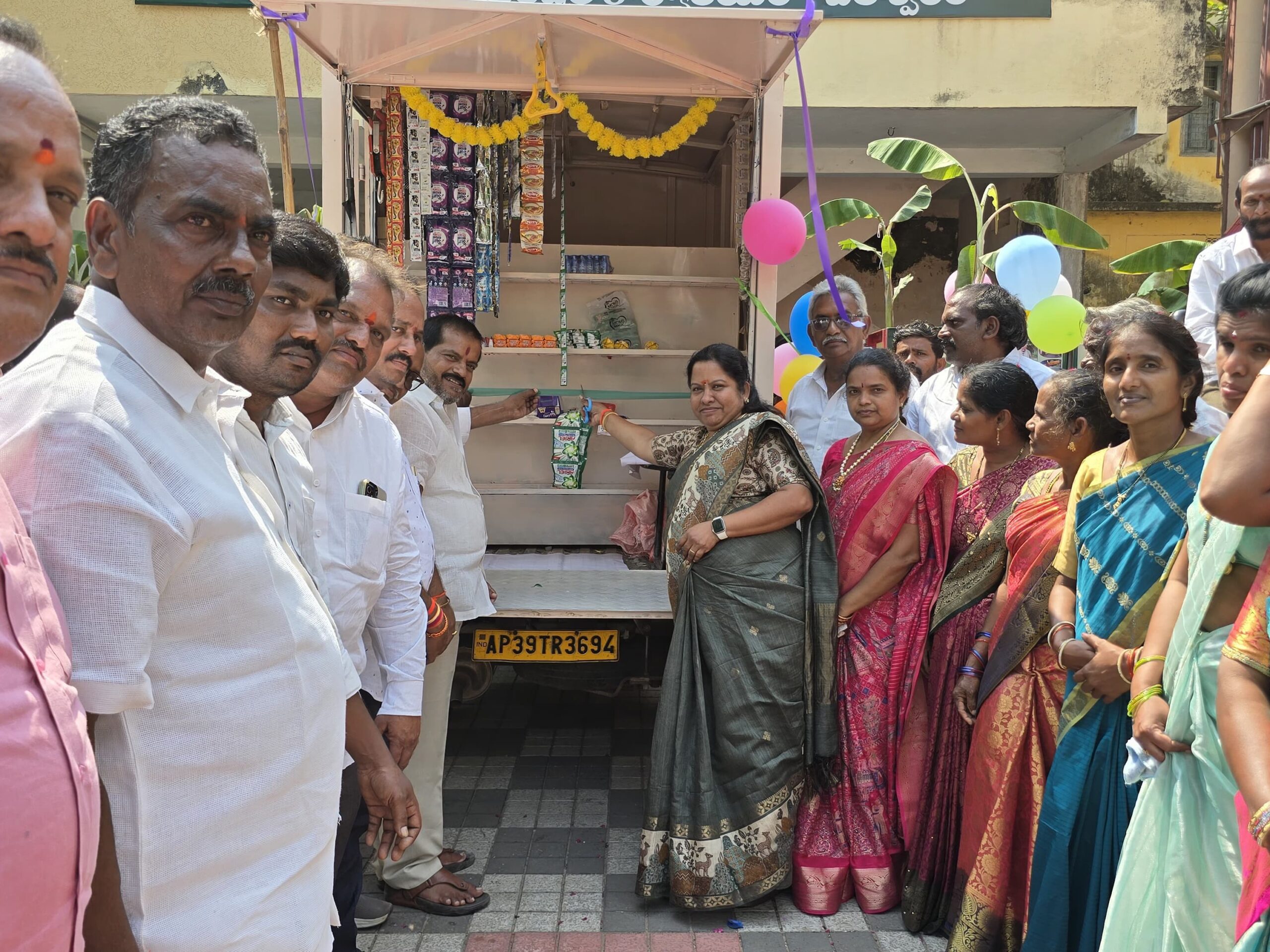 ‘స్వచ్ఛ రథం’ను ప్రారంభించిన ఎమ్మెల్యే