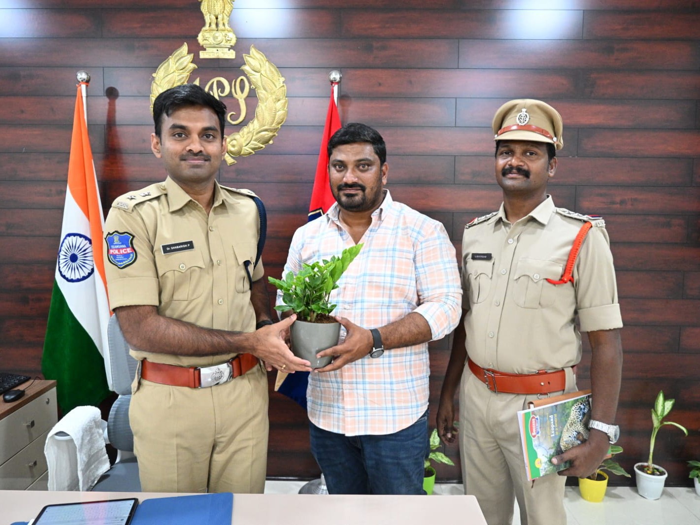 జిల్లా SPను కలిసిన సర్పంచ్