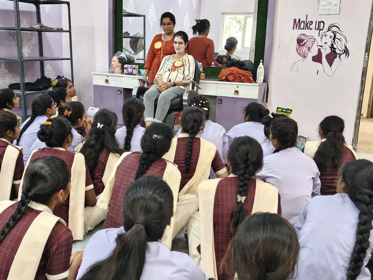 ‘బ్యూటీషియన్ కోర్స్‌తో స్వయం ఉపాధికి బాటలు’