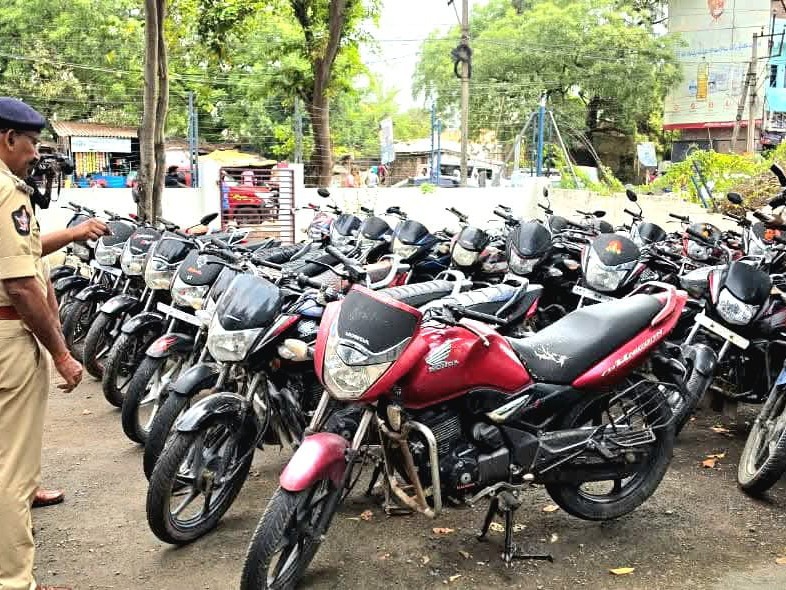 గజదొంగ నుంచి 27 బైక్‌లు స్వాధీనం