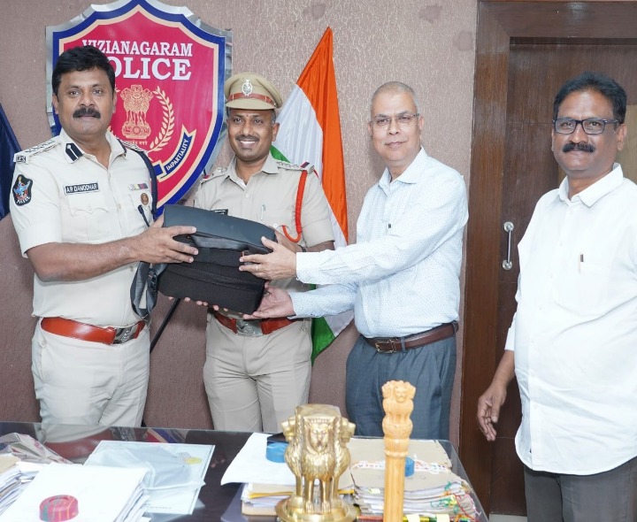 ఎస్పీకి డ్రోన్ ను అందజేసిన హీరా ఎలక్ట్రో స్మెల్టర్స్ లిమిటెడ్ సంస్థ